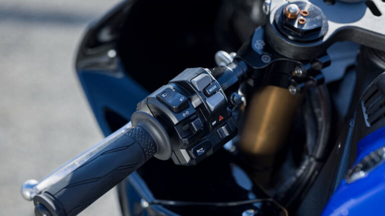 ヤマハ|YZF-R1|欧州仕様|GYTR|2025年モデル|ヤマハから羽根つきアールワン登場! レースベース車と上級仕様のGYTRがあり、性能向上のオプションパーツも多数【欧州】