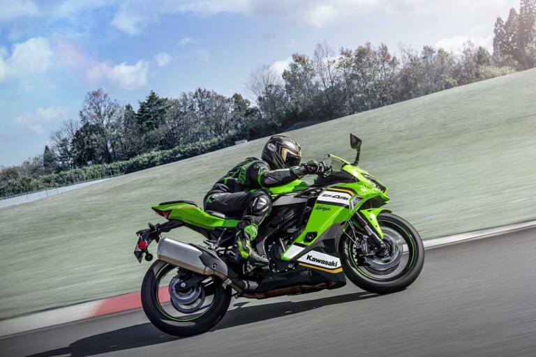 カワサキ|ニンジャZX-4RR|【2025年7月版】400ccバイクおすすめ24選! 普通二輪免許の最高峰、車検付きでも意外とコスパ悪くないって本当?!