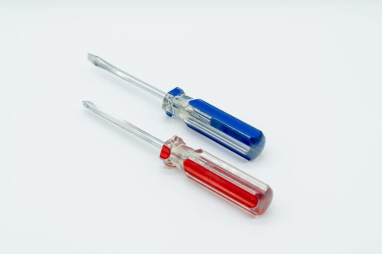 プラス/マイナスドライバーの写真|「備えあれば憂いなし」ツーリングに携行したい最低限の工具類×5選