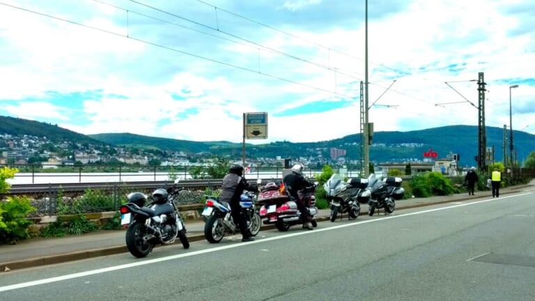 マスツーリングの写真|ヘッドセット型? トランシーバー型? 使い方によって異なる“インカム”選びのポイント