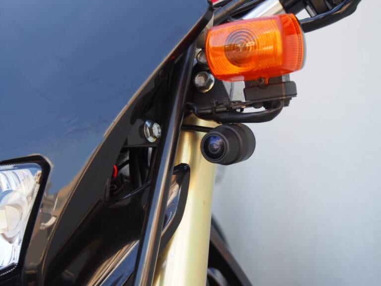 バイクにつけられたドライブレコーダーの写真|「あるのとないのとでは大違い」バイクにも“ドラレコ”必須の時代! 選び方のポイントは?