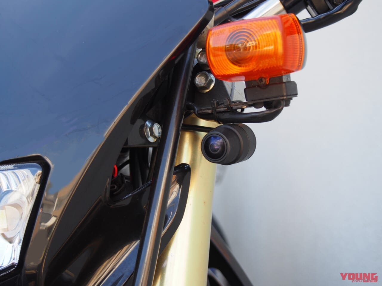 バイクにつけられたドライブレコーダーの写真|「あるのとないのとでは大違い」バイクにも“ドラレコ”必須の時代! 選び方のポイントは?