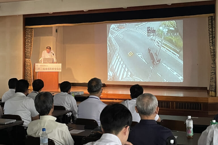 日本二輪車普及安全協会|シンポジウム|ニーリン|たぬゴー|ニーリン&たぬゴーもフムフム! ジャパンライダースが「二輪車の安全運転を考える」シンポジウムを開催