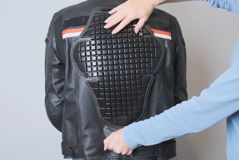 [バイクビギナーQ＆A] “プロテクター”ってどんな部位を守ってくれる?【大事なカラダは自分で守る!】（14ページ目）