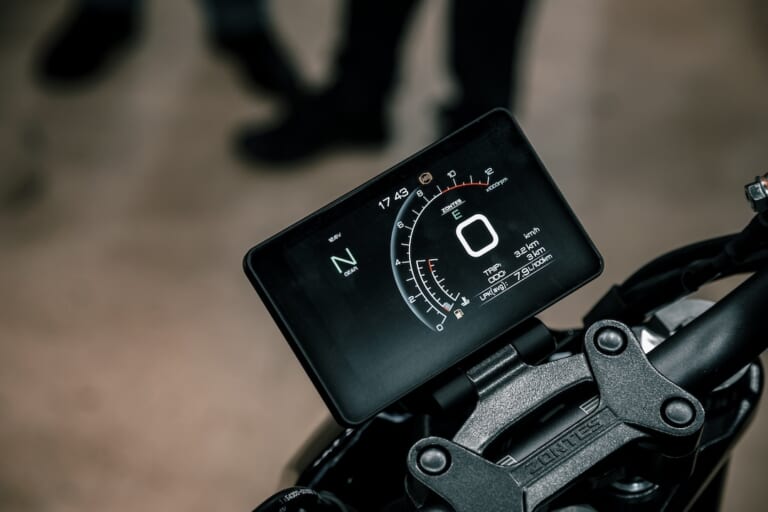 バイク用の“スマートモニター”って、スマホ車載型と何がどう違うの?（13ページ目）