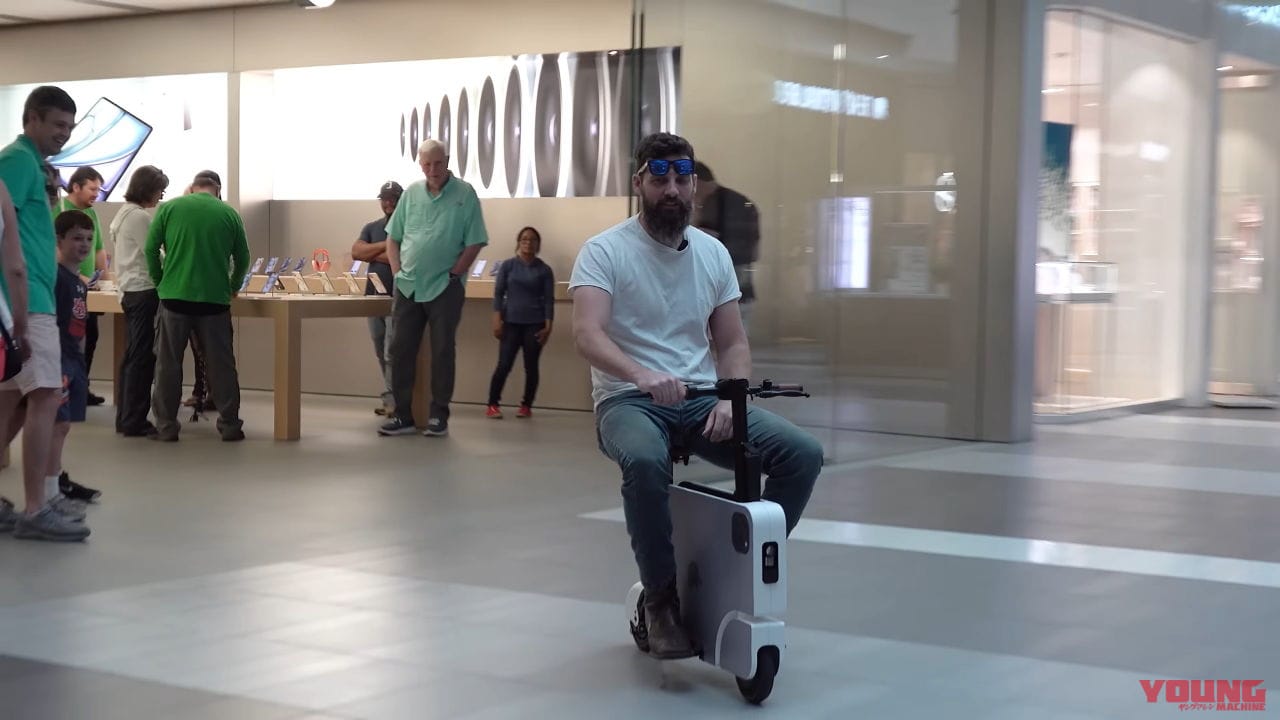 |走るiPadは1回の充電で1200km移動可能?! ホンダ「モトコンパクト」を購入したYouTuberがやりたい放題