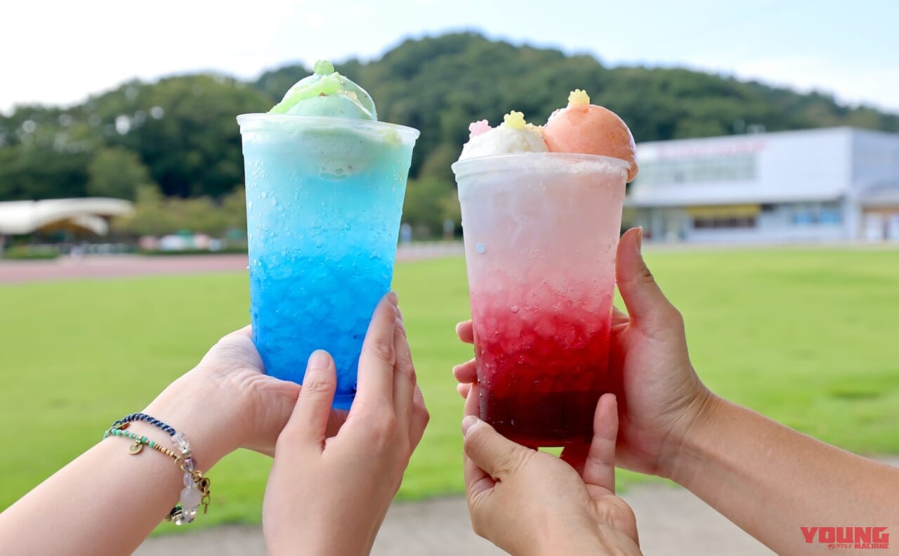 モンスターエナジーヤマハMotoGPの応援フロートを左手に、レプソルホンダの応援フロートを右手に写した写真|【MotoGP日本GP 10/4~6開催!】会場限定グルメをひと足先にレポート!