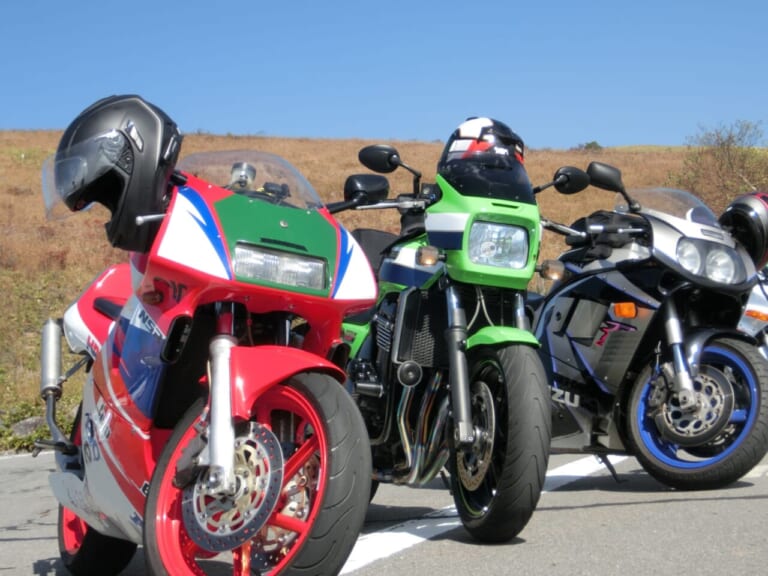 屋外に並んで駐車するバイクの写真|ヘルメットの形はさまざま。それぞれのメリット/デメリットは?