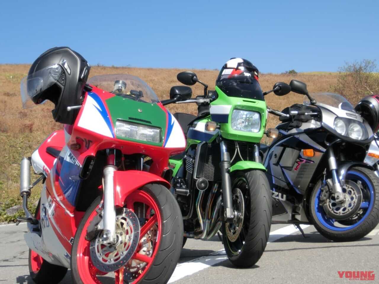 屋外に並んで駐車するバイクの写真|ヘルメットの形はさまざま。それぞれのメリット/デメリットは?