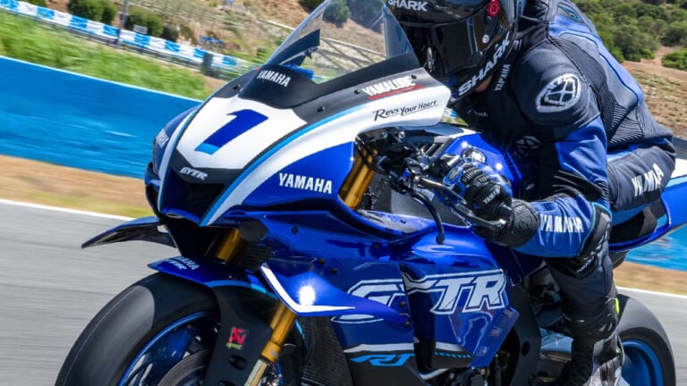 ヤマハから羽根つきアールワン登場! レースベース車と上級仕様のGYTRがあり、性能向上のオプションパーツも多数【欧州】
