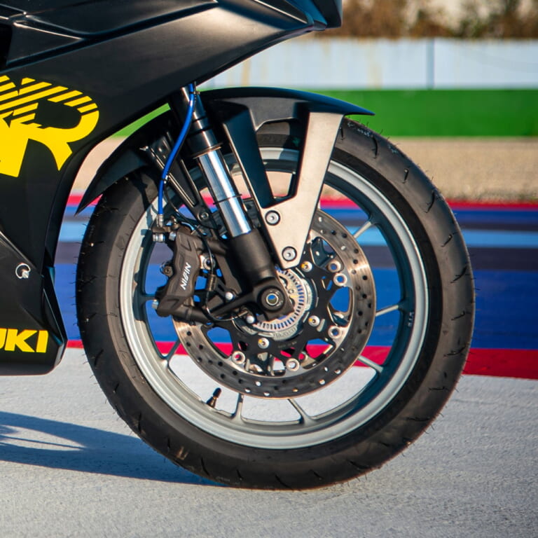 SUZUKI|GSX-8R CUP|伊スズキから「SWIFT 8R」「GSX-8R CUP」プロトタイプ登場! “Car of EICMA”に選ばれた車両を専用カラーで展示
