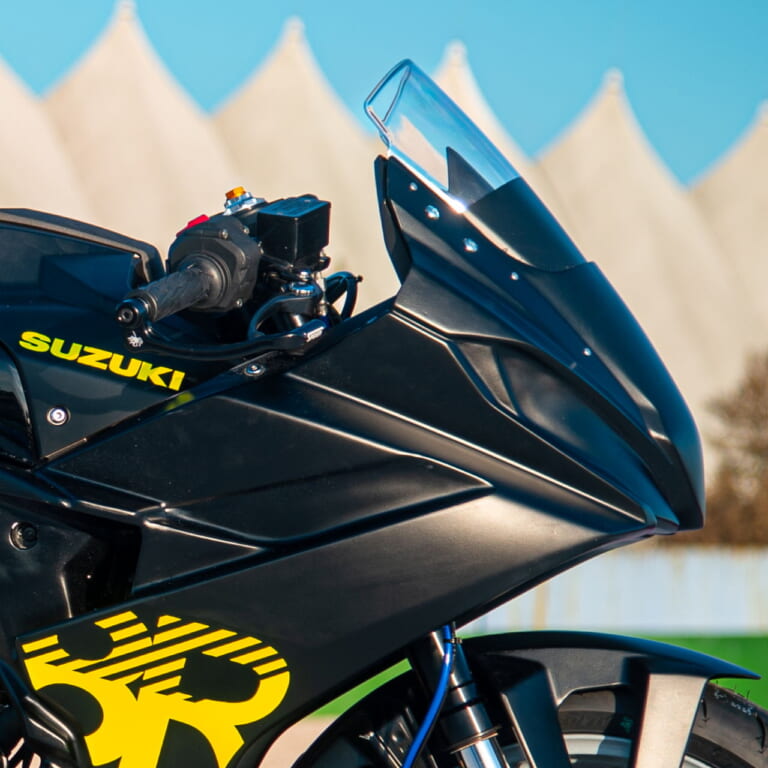 SUZUKI|GSX-8R CUP|伊スズキから「SWIFT 8R」「GSX-8R CUP」プロトタイプ登場! “Car of EICMA”に選ばれた車両を専用カラーで展示