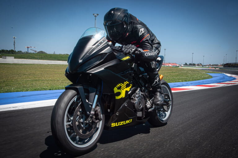 GSX-8R CUP|伊スズキから「SWIFT 8R」「GSX-8R CUP」プロトタイプ登場! “Car of EICMA”に選ばれた車両を専用カラーで展示