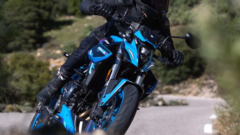 伊スズキから「GSX-8S チームスズキエディション」登場! スペシャルグラフィック+メーターバイザーほか