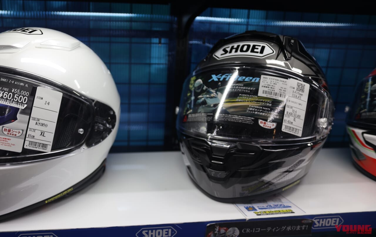 SHOEI 「X-Fifteen」が陳列されている写真｜[2024秋] いま売れ筋のバイクヘルメットTOP5【大型販売店で聞いてみた】1位はSHOEIのフラッグシップ