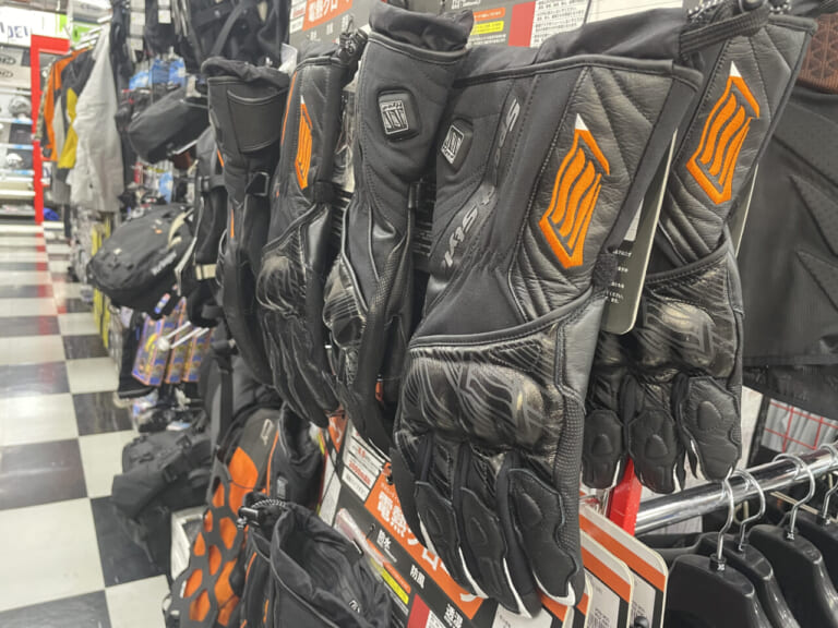 Hyod「HHG501 ST-X HEATING RIDE GLOVES」が陳列されている写真