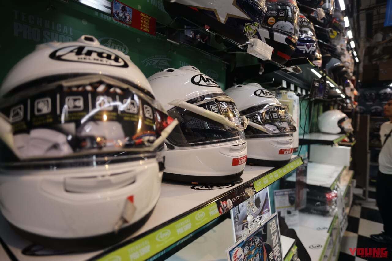 Arai RX-7X｜[2024秋] いま売れ筋のバイクヘルメットTOP5【大型販売店で聞いてみた】1位はSHOEIのフラッグシップ