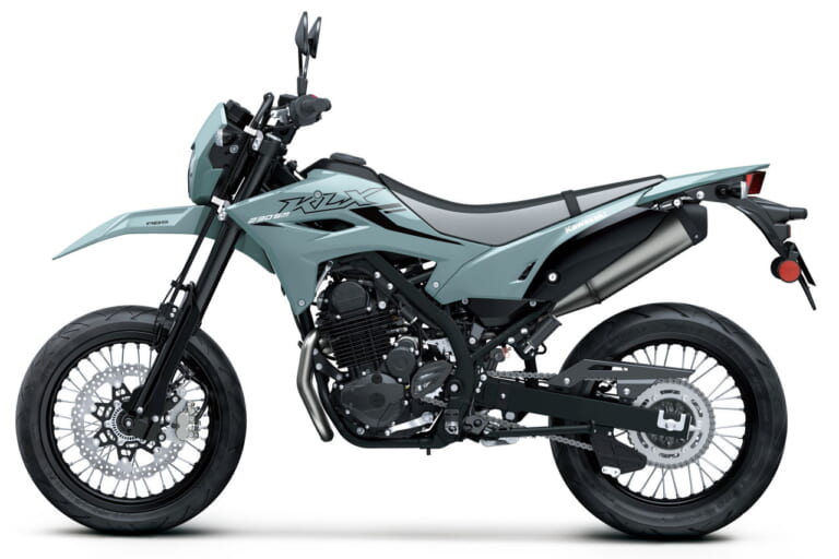 カワサキ|KLX230SM|2025年モデル|カワサキ新型「KLX230SM」登場! フレームと足まわりを再設計、デザイン刷新&スマホ接続機能をゲット