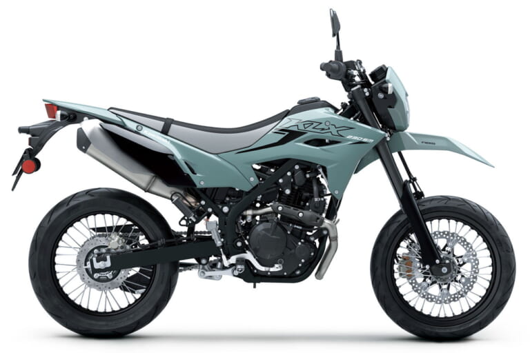 カワサキ|KLX230SM|2025年モデル|カワサキ新型「KLX230SM」登場! フレームと足まわりを再設計、デザイン刷新&スマホ接続機能をゲット