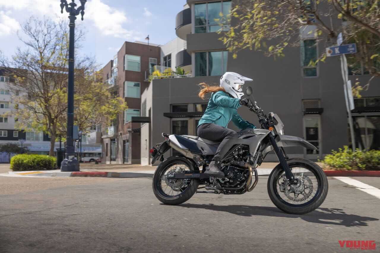 カワサキ|KLX230SM|2025年モデル|カワサキ新型「KLX230SM」登場! フレームと足まわりを再設計、デザイン刷新&スマホ接続機能をゲット