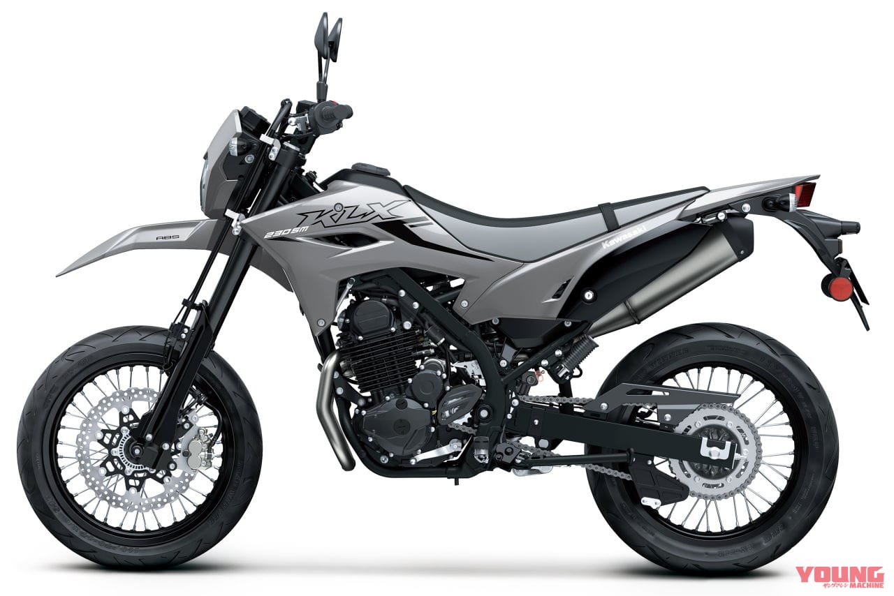 |カワサキ新型「KLX230SM」登場! フレームと足まわりを再設計、デザイン刷新&スマホ接続機能をゲット