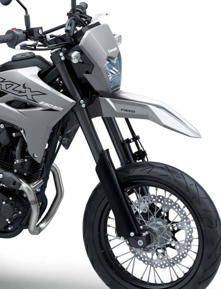カワサキ|KLX230SM|2025年モデル|カワサキ新型「KLX230SM」登場! フレームと足まわりを再設計、デザイン刷新&スマホ接続機能をゲット