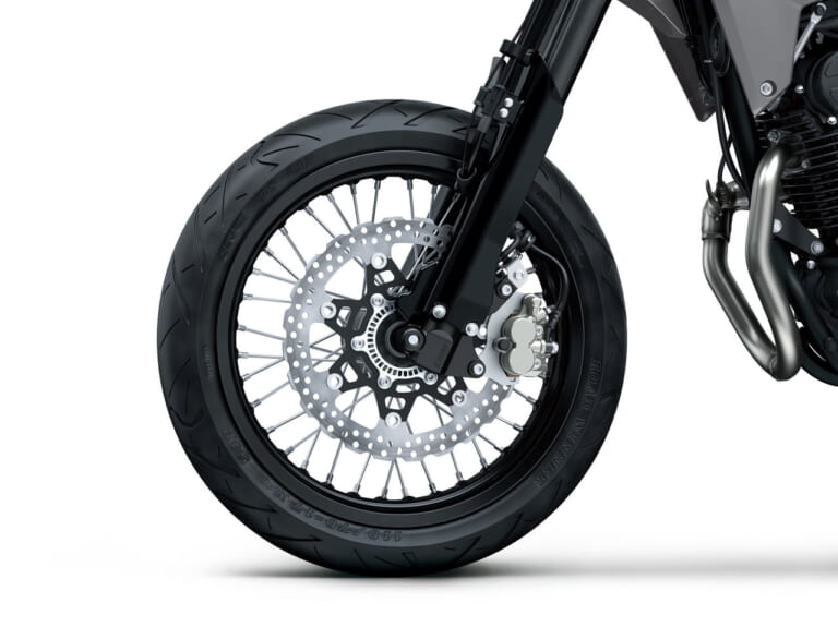 カワサキ|KLX230SM|2025年モデル|カワサキ新型「KLX230SM」登場! フレームと足まわりを再設計、デザイン刷新&スマホ接続機能をゲット