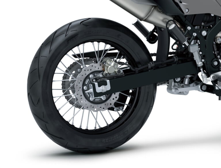 カワサキ|KLX230SM|2025年モデル|カワサキ新型「KLX230SM」登場! フレームと足まわりを再設計、デザイン刷新&スマホ接続機能をゲット