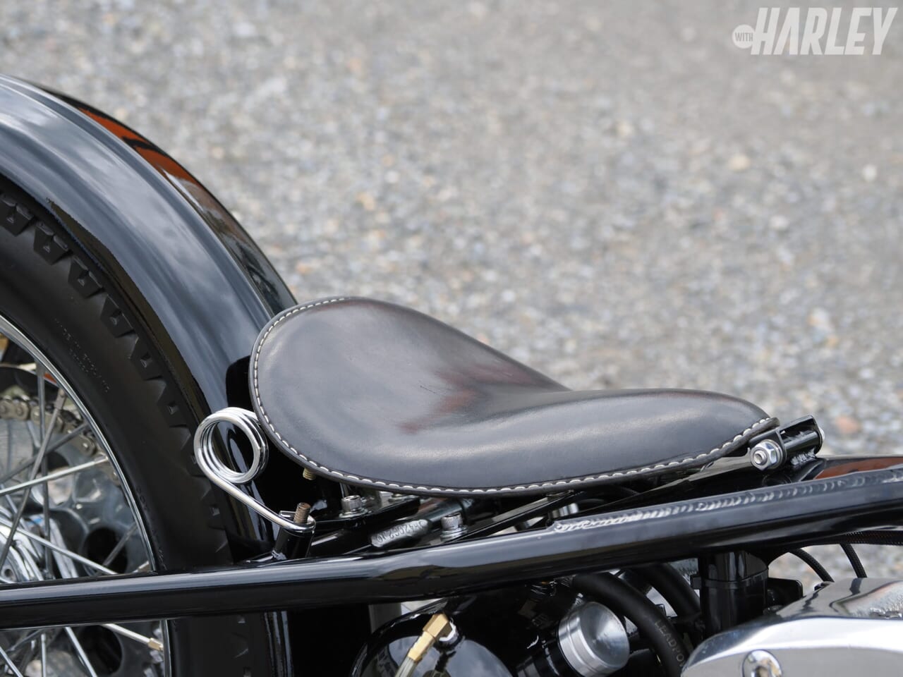 遠藤自動車｜RIGID BOBBER 1980 SHOVELHEAD｜シート｜「彫金＆塗装がゴージャス」「日本の伝統文様もアリ!」ハーレーショベルヘッドカスタム〈遠藤自動車〉