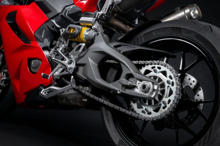 Ducati Panigale V2|ミドルクラスの究極ドゥカティ!? 2025新型パニガーレV2/ストリートファイターV2登場