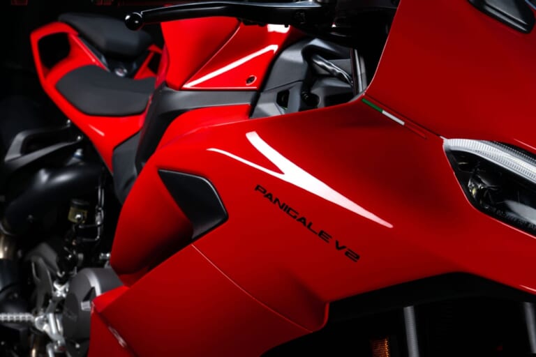Ducati Panigale V2|ミドルクラスの究極ドゥカティ!? 2025新型パニガーレV2/ストリートファイターV2登場