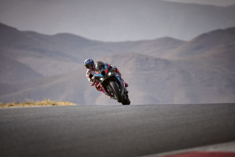 BMW Motorrad M1000RR|BMWの2025フラッグシップスーパースポーツがEICMAで公開【ユーロ5+対応/電子制御デバイス熟成!】