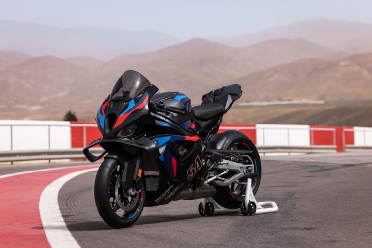 BMW Motorrad M1000RR|BMWの2025フラッグシップスーパースポーツがEICMAで公開【ユーロ5+対応/電子制御デバイス熟成!】