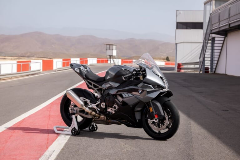 BMW Motorrad S1000RR|BMWの2025フラッグシップスーパースポーツがEICMAで公開【ユーロ5+対応/電子制御デバイス熟成!】