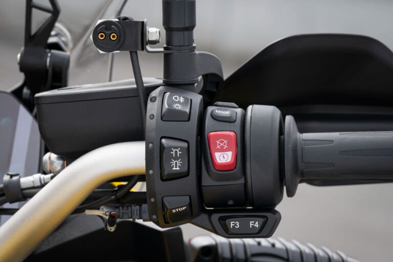 BMW F900XR 首都高速パトロールバイク|CB400スーパーフォアに代わり、首都高パトロールに黄色のBMW! 「F900XR」を12月上旬より黄バイとして運用