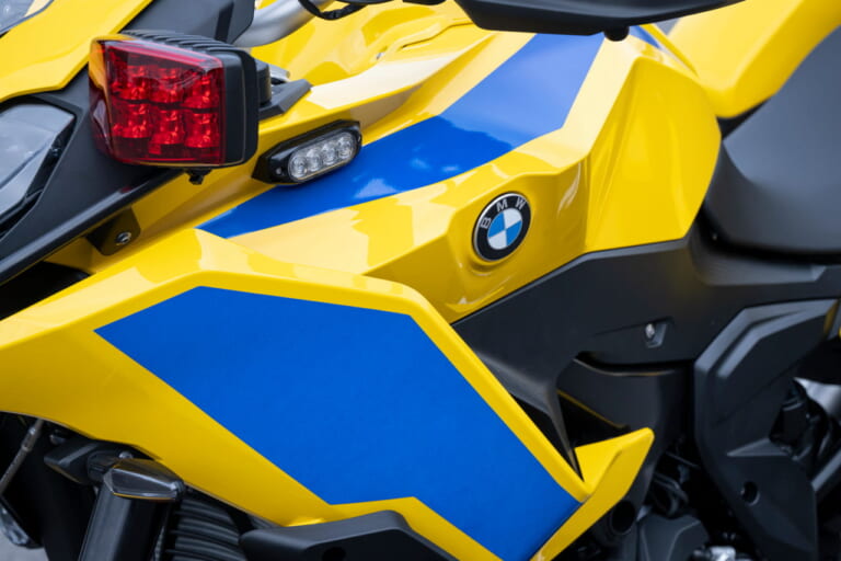 BMW F900XR 首都高速パトロールバイク|CB400スーパーフォアに代わり、首都高パトロールに黄色のBMW! 「F900XR」を12月上旬より黄バイとして運用
