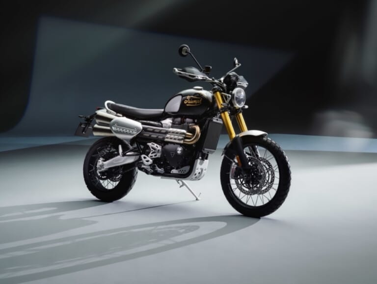 Triumph Scrambler 1200XE |トライアンフのネオクラシックにICON EDITION 7モデルが登場【ゴールド筆記体ロゴのカスタム感!】