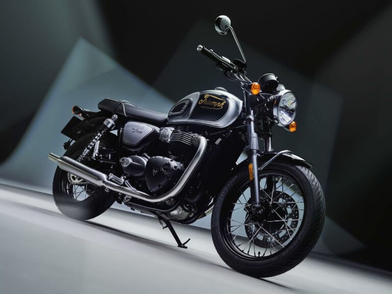 Triumph Bonneville T100 Icon Edition|トライアンフのネオクラシックにICON EDITION 7モデルが登場【ゴールド筆記体ロゴのカスタム感!】