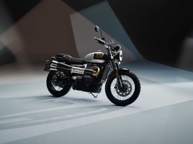 Triumph Scrambler 900 Icon Edition|トライアンフのネオクラシックにICON EDITION 7モデルが登場【ゴールド筆記体ロゴのカスタム感!】