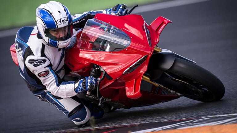 まるでMotoGPマシン?! 制御、シャシー、デザインを一新! ドゥカティ「パニガーレV4S」試乗インプレッション