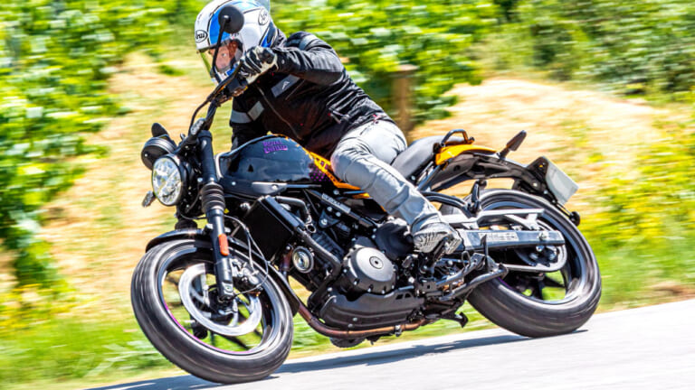 ヒマラヤと血を分けたタフなロードスター ロイヤルエンフィールド「ゲリラ450」試乗インプレッション