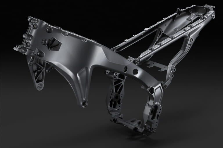 ヤマハ|YZF-R9|開発者インタビュー|「ホイールR6用?」「ウイング付きで空力めちゃイイ!」ヤマハYZF-R9 開発者インタビュー【後編:エンジン/足回り/空力ほか】