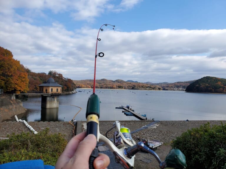 「寒くても楽しそう」釣り道具レンタル可。バイクで行く愛知県入鹿池のワカサギ釣り×デイキャンプツーリング「手軽!」