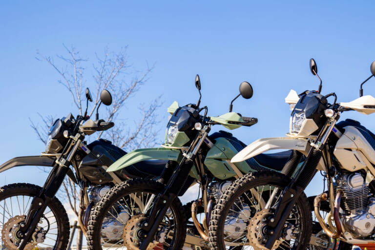 カワサキ|KLX230シェルパ|とっつきやすさは一緒だけど違いあり! 2025カワサキ「KLX230シェルパ/S」ライディングポジション/ディテール比較