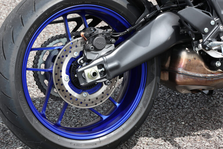 ヤマハ|YZF-R9|開発者インタビュー|「ホイールR6用?」「ウイング付きで空力めちゃイイ!」ヤマハYZF-R9 開発者インタビュー【後編:エンジン/足回り/空力ほか】