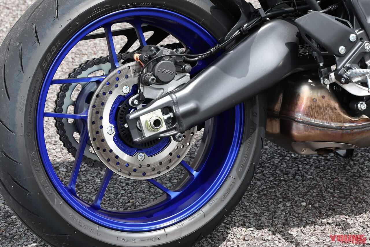 |「ホイールR6用?」「ウイング付きで空力めちゃイイ!」ヤマハYZF-R9 開発者インタビュー【後編:エンジン/足回り/空力ほか】