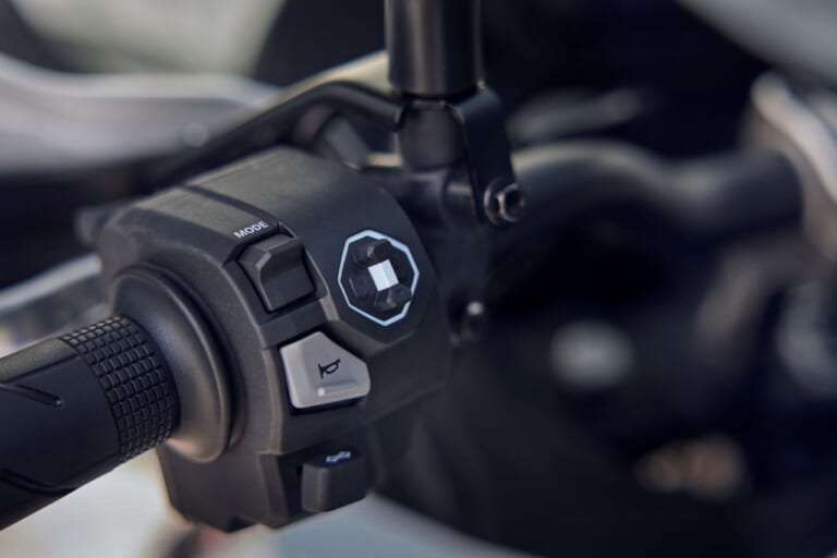 ホンダ|XL750トランザルプ|欧州仕様|2025年モデル|ホンダ新型「XL750トランザルプ」登場! 2眼LEDヘッドライトやスマホ連携TFTメーター採用【海外】