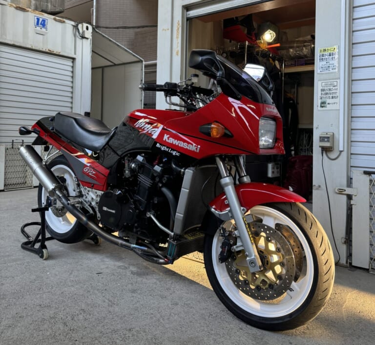 KAWASAKI GPZ900R