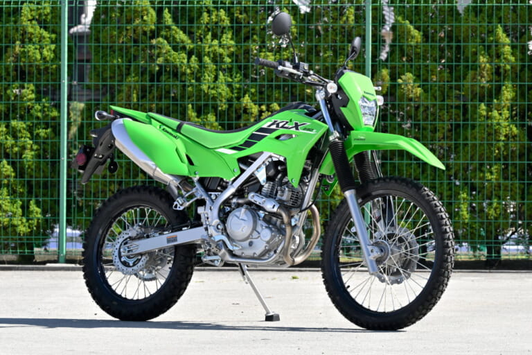 カワサキ|KLX230S|とっつきやすさは一緒だけど違いあり! 2025カワサキ「KLX230シェルパ/S」ライディングポジション/ディテール比較