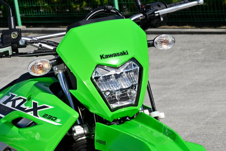 カワサキ|KLX230S|とっつきやすさは一緒だけど違いあり! 2025カワサキ「KLX230シェルパ/S」ライディングポジション/ディテール比較
